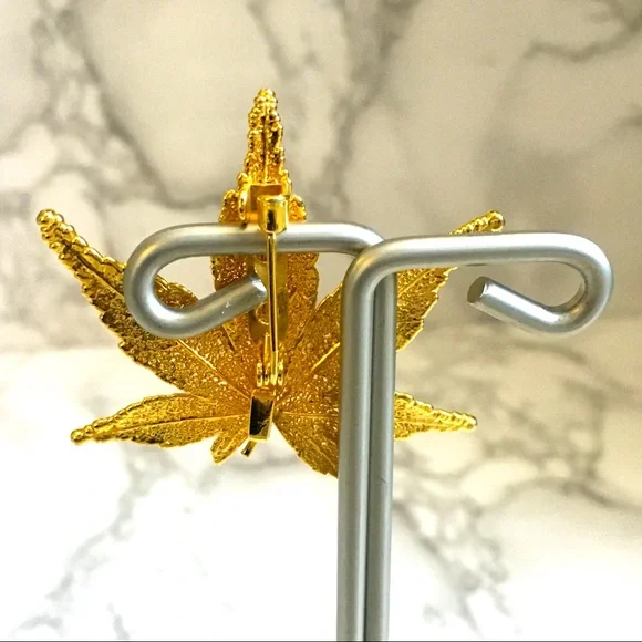 Gold Dipped Maple Leaf Pin - Picture 4 of 5